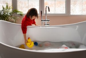 Mała łazienka wanna wolnostojąca praktyczne rozwiązania