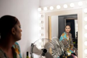 Zasłony w salonie – proste sposoby na styl i funkcję