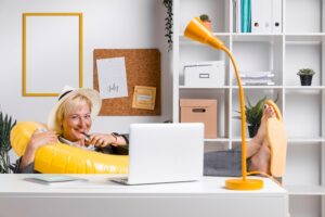 Biurko Micke IKEA praktyczne rozwiązanie do domu i biura