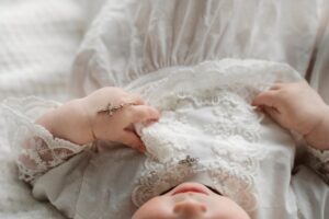 Stylizacja na chrzciny ze spodniami – eleganckie i modne pomysły na każdą okazję