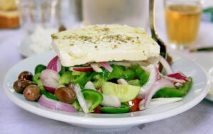 Gyros przepis na tradycyjną sałatkę warstwową
